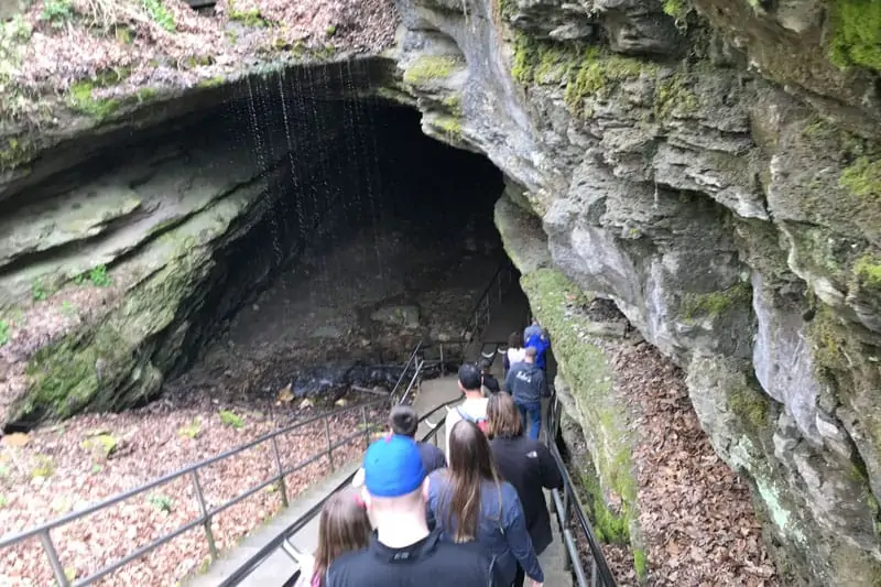 people entering Mammoth Cave