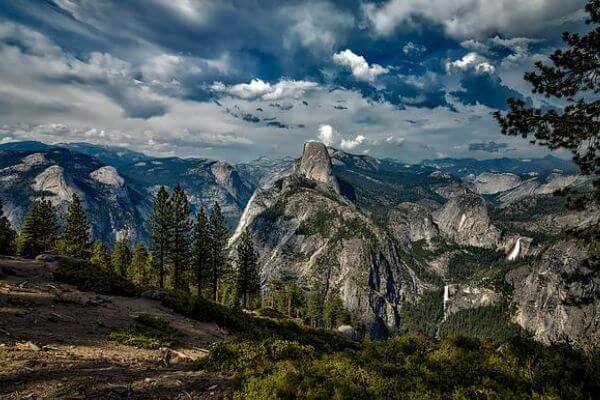 Beautiful view of Yosemite National Park mountain ranges